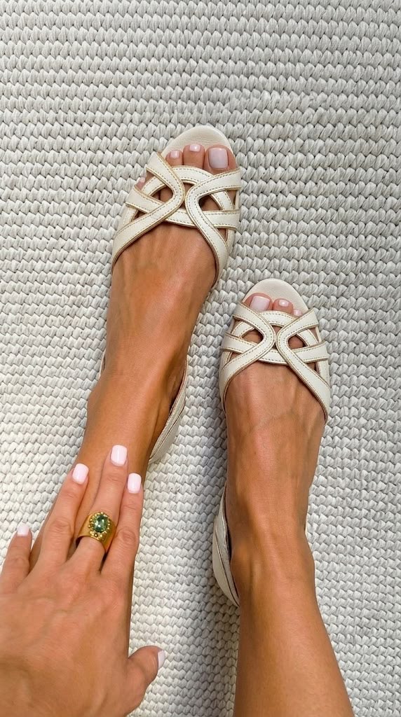 Ventura - Sandalias Planas Color Crema Punta Abierta para Verano