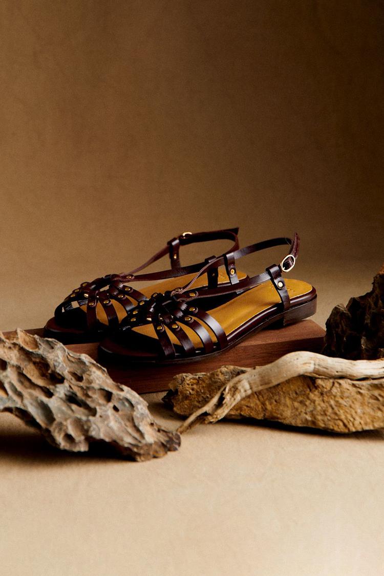Gilbia - Sandalias Tachuelas Metálicas y Aberturas en Marrón Oscuro para Verano