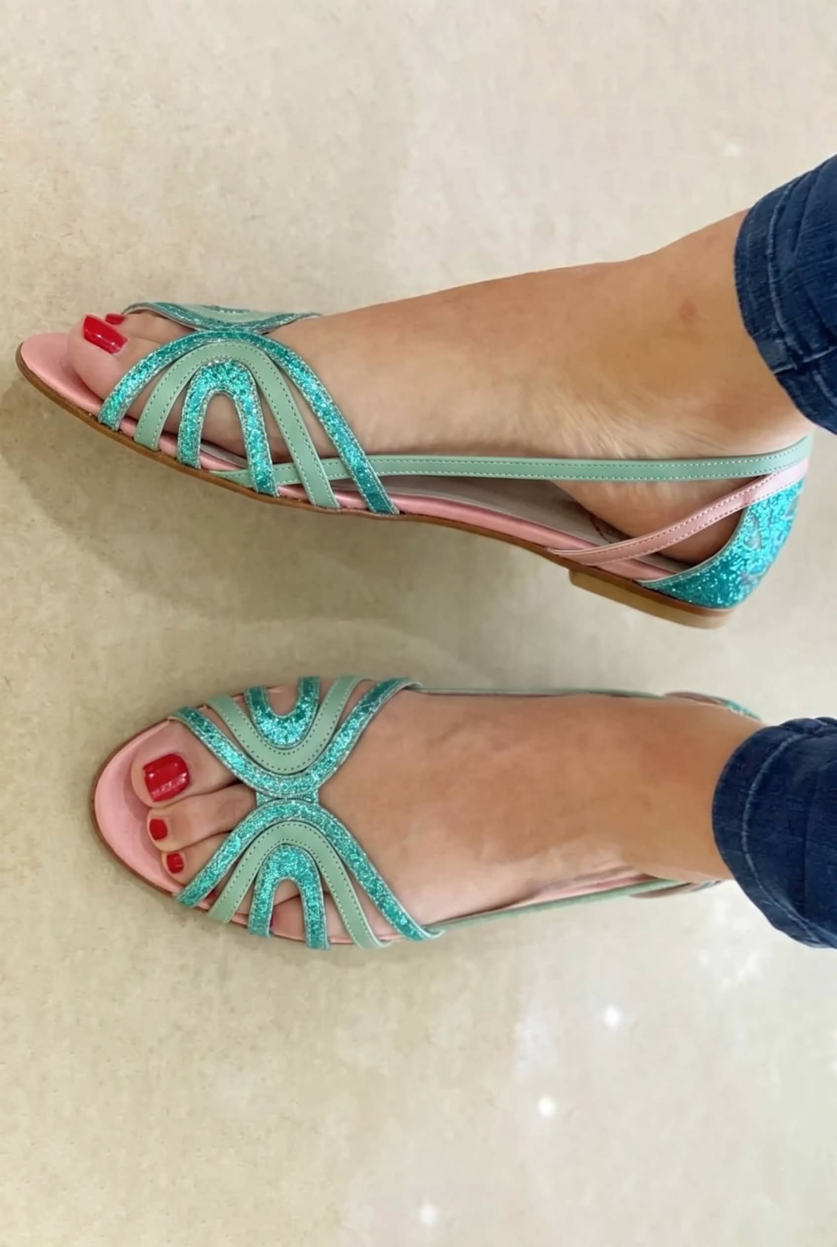 Genara - Sandalias con Punta Abierta y  Brillo Metálico
